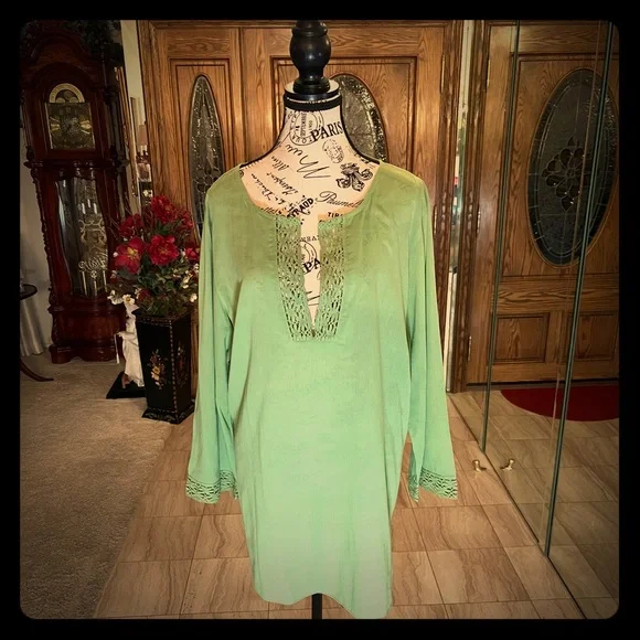 CASLON GREEN V NECK TOP - Picture 1 of 6